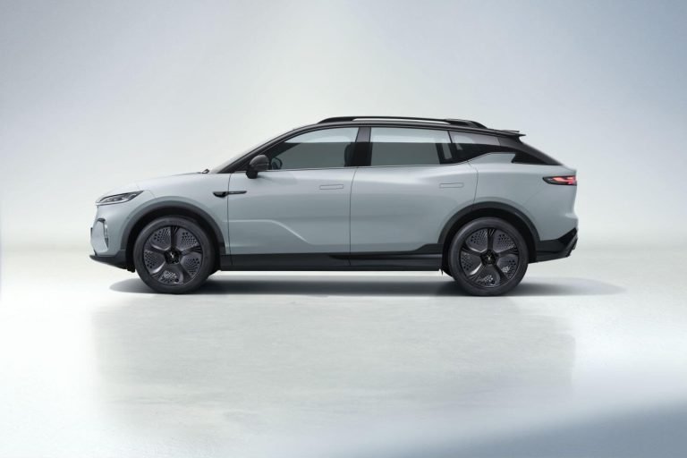 Voyah Courage iš šono